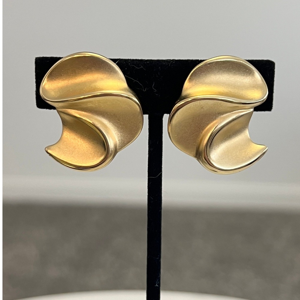 Vtg Krementz Clip On Earrings Gold Tone Abstract Swirl Wave modernist Signed